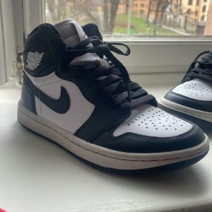 Svart/vita golf Jordan 1s - Dessa är Jordan 1s black and white golf shoes, jag har andvänt dessa väldigt få gånger. Dem var köpta i maj 2023 för min födelsedag och dem blev snabbt för små för mig. Väldigt bra skor! (Äkta såklart❗️)