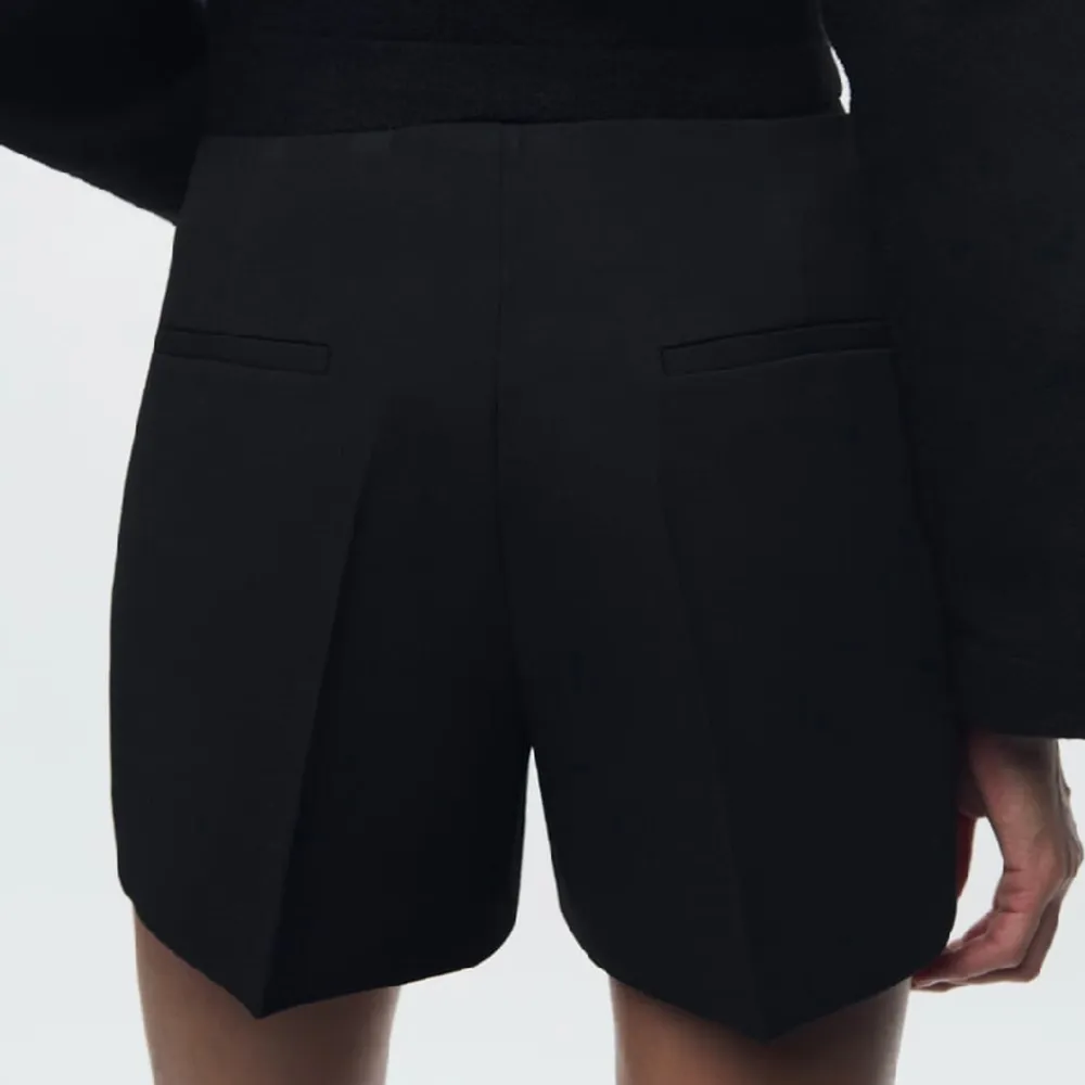 Säljer dessa helt nya shorts med prislappen kvar från zara! De är slutsålda på hemsidan💕💕. Shorts.