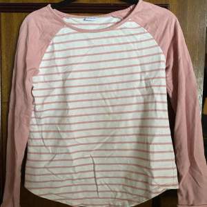 Jätte gullig raglan ärmad tröja, baby pink och en slags elfenbensvit🫶🏼 Mjukt, bekvämt material och inte för tjockt eller för tunnt💕