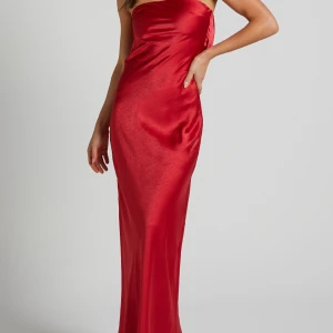 Röd balklänning Showpo  - Säljer nu denna superfina balklänningen från Showpo som var för liten för mig. Alltså är den aldrig använd, endast provad en gång, lappen är kvar. Kostade 1450kr med frakt och allt sånt🥰 kan tänka mig gå ner i pris vid snabb affär.