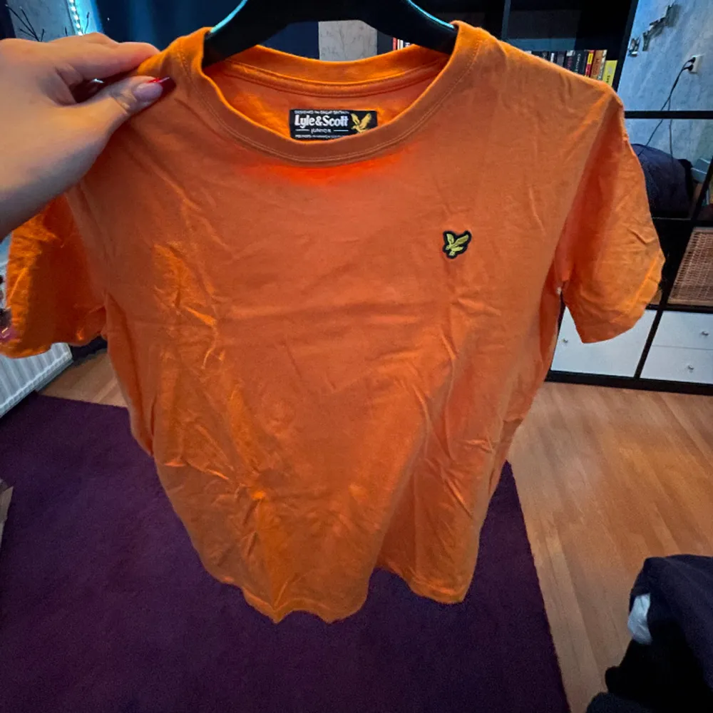 Orange tshirt från Lyle&Scott, aldrig använd🧡  Tvätt: 30 grader Material: 100% bomull. T-shirts.