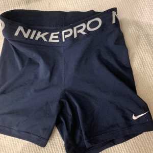 Nike shorts  - Korta tajta shorts, supersnygga och sköna. Säljer pga har dubbletter. 💙 