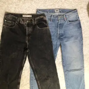 2 par Jeans i blå och mörkgrå. Dom är raka i modellen Storlek 28/32 och 29/32. 60kr/st eller båda för 100