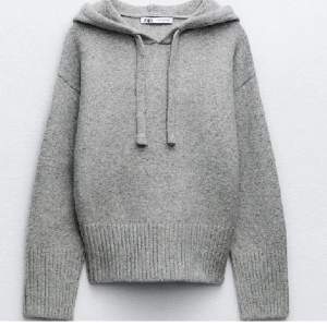 Säljer min jätte fina gråa stickade hoodie då den den inte kommer till användning. Den är inprincip helt ny då jag aldeig använt den riktigt men lappar finns däremot inte kvar. 450+frakt 