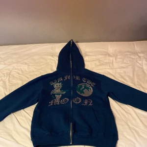 Rhinestone Aim for the moon  - Säljer nu mine rhinestone hoodie då jag inte använder den ofta. Använd cirka 3 gånger så skicket är precis som nytt 🔥  Nypris; 950:- Mitt pris; 395:-