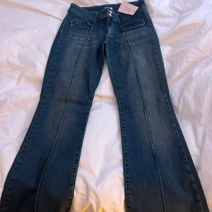 Jeans från Nelly  - Jeansen är helt oanvända (har inte ens testat dom) för jag har ett till par. Dom är jätte fina på och sitter som en smäck, storlek 42 och blåa. Om du har några frågor eller undrar nåt är det bara att skriva. Plus 50kr frakt 