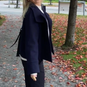 Kappa - Säljer denna marinblåa kappa ifrån Gina Tricot❤️Som ny och använd fåtal gånger . Nypris 599kr, mitt pris 400kr❤️skriv för fler bilder! Artikelnummer 201295998