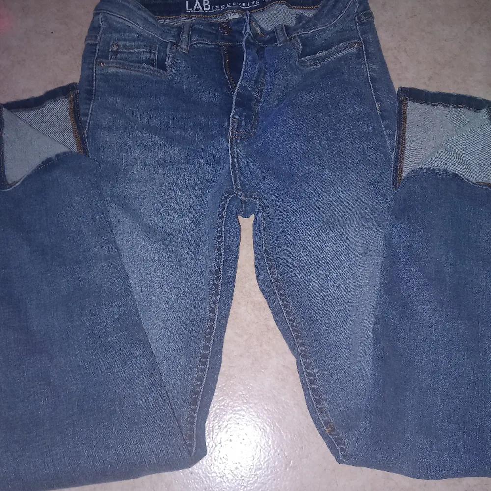 Jeans som jag fick i present men den används tyvär inte. Dem är i storlek 158 men är otroligt stretchiga så passar upp till storlek 34-36.Kontakta mig för fler bilder eller iformation.. Jeans & Byxor.