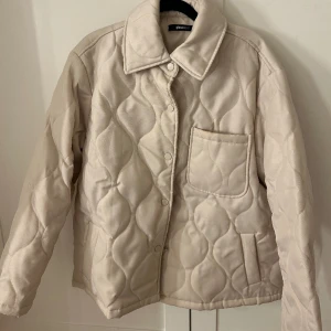 Quiltad jacka - Quiltad jacka från Gina tricot. I strl 36. Finns lite sminkfläckar
