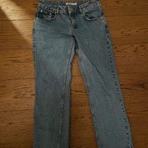 Lågmidjade jeans - Lågmidjade jeans från NA-KD Avklippta längst ner!🫶🏼