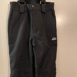 McKinley Skidbyxa svart strl 150 - McKinley skidbyxa strl 150 Använt men fint skick Svarta
