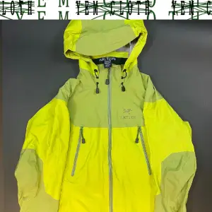 Arcteryx beta AR från 2007 i färgen ”Wasabi”  Bra skick med tanke på åldern av den  Lagat hos skräddare/ förstärkt där limmet lossnat men skavanker vid bottensömmen trots detta.  Skriv innan köp så att vi har möjlighet att visa fler bilder på allting