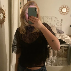 Svart spetstopp - Jättesöt svart topp från Mango, perfekt till fest. Står Storlek L men skulle säga S-M. ”Under-tröjan” har gått upp lite men ingenting man märker av. Använd fåtal gånger❤️💋(kom privat för fler bilder)