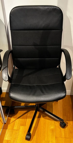Kontorsstol - Säljer denna kontorsstol då den blir lite för stor för mitt rum. Använd men i väldigt fint skick, som ny. 