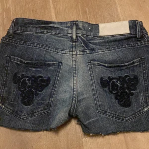 Lågmidjade shorts - Säljer de här fina jeans shorts som är lågmidjade och var skinnyjeans så jag klippte dem till shorts. Om du undrar nåt är det bara att fråga💞