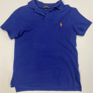 Polo Ralph Lauren piké  - Tjena! Säljer min Polo Ralph Lauren pike. Den är använd sparsamt och är i bra skick. Skriv för funderingar och priset kan diskuteras😊