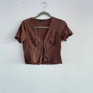 topp med knappar  - söt topp från monki med knappar, man kan både ha toppen öppen eller knäppt!💓 använd ca 1-2 gånger men annars i fint skick! storlek M  kan både mötas upp i stockholm eller frakta, köparen står för frakten💓 kontakta mig via plick för fler frågor😊