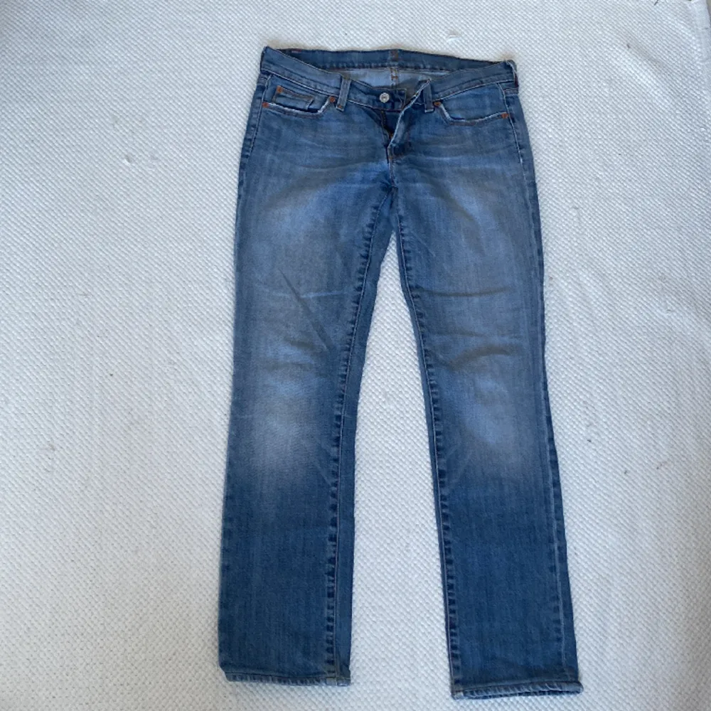 As snygga straight Lågmidjade jeans helt i nyskick! 🥰😌 Från for all mankind Storlek 29. Jeans & Byxor.