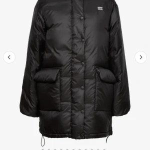 Vinterjacka - Fylllning:Dun Storlek S men passar mig som har M Jätte varm vinterjacka