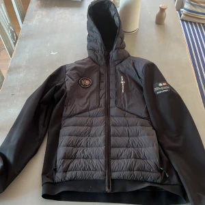 Sail racing jacka - 3 små hål snyggt igensydda, annars bra skick