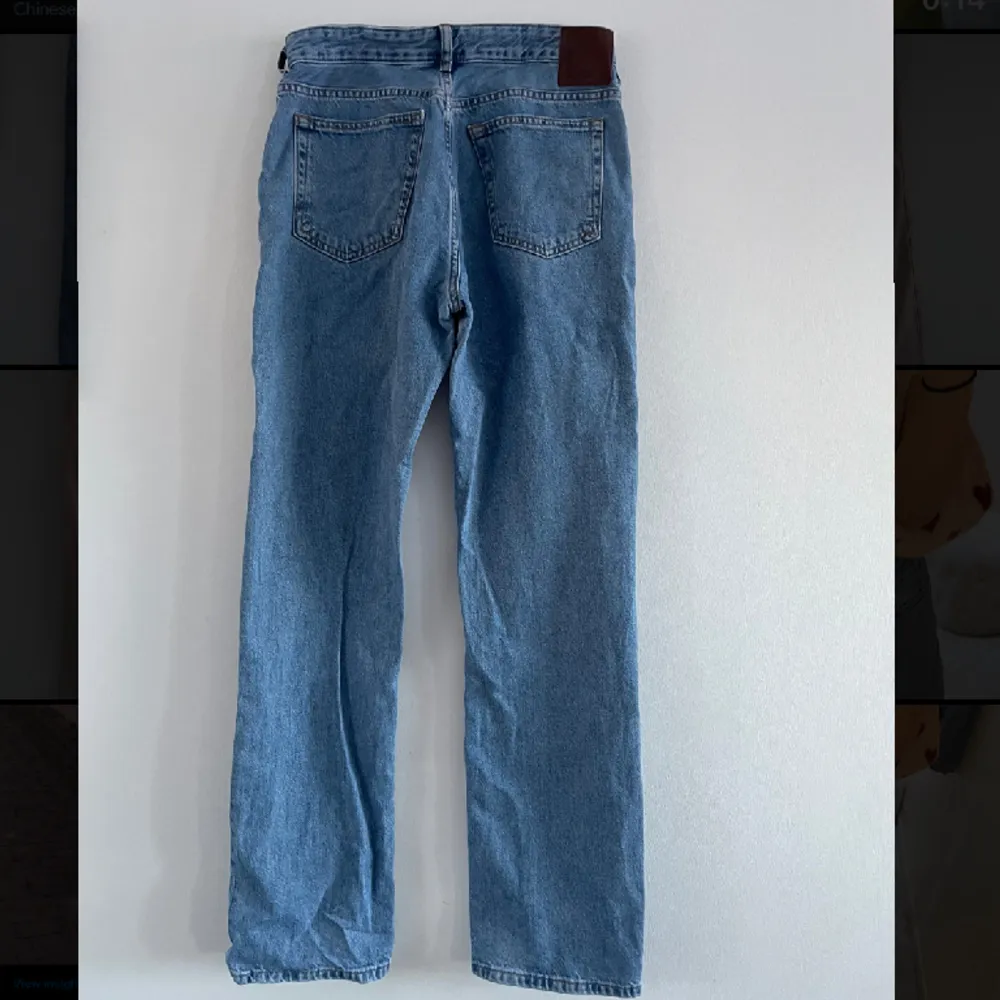 säljer mina jeans från bikbok då de inte används, de har används ett fåtal gånger och är i bra skick :) de är köpta för 699kr storlek är W28L32. kan både mötas upp i stockholm eller fraktas, köparen står för frakten💓 frågor?skriv i dm😊. Jeans & Byxor.