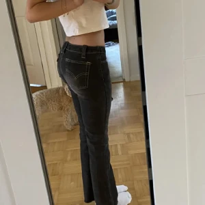Grå lågmidjade jeans - Jättesnygga jeans från Levis. Köpta på Plick men säljer då de är för korta för mig, super fint skick utan defekter. Tryck gärna på köp nu! 💗