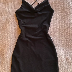 Svart miniklänning monki - Svart miniklänning från monki💘 Använd 1-2 gånger så mycket bra skick!! Korsade band i ryggen