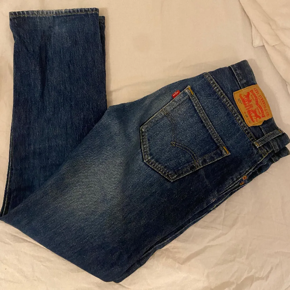 Fick av min brorsa typ 2020 men använder inte längre. Levis jeans som är ganska raka men lite vidare där nere🕺🏼. Jeans & Byxor.