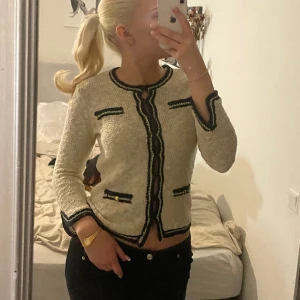 Stickad kofta - Jättefint skick, inga defekter. Hör av dig om du har frågor🫶🏻