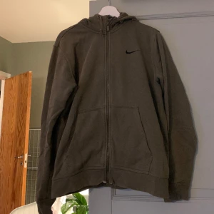 Nike hoodie  - Säljer denna snygga märkgröna nice hoodie då jag inte använder den längre. 