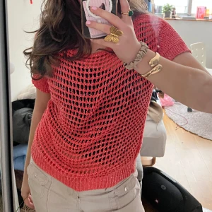 Rosa topp  - Fin topp, virkad med glitter i. Passar både till vardags och till fest. Storlek och märke okänt. Sparsamt använd och snygg med vitt eller svart linne under 👍💕