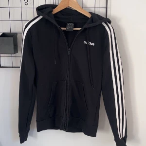 Adidaströja  - Nöstan aldrig använd! Väldigt fin utan några defekter💗