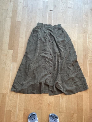 Lång kjol  - Lång grön kjol som ger en snatched midja