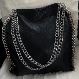 Väska!💞 - Säljer denna superfina Tiamo väskan som jag knappt använt, den är i superfint skick och inga defekter på den💞💞