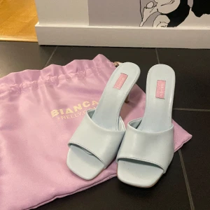 Klackskor - Superfina enkla ljusblå klackskor frpn bianca ingrossos kollektion med nelly🙌 aldrig använda o köpta för 400kr🥰