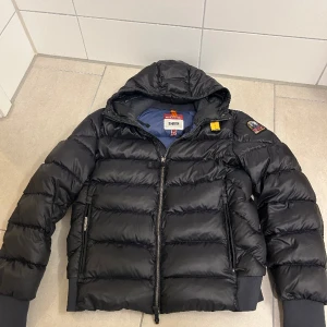 Parajumper Sheen - Köpt på NK i Stockholm för 6700kr  Passar s/m Nästan nyskick 