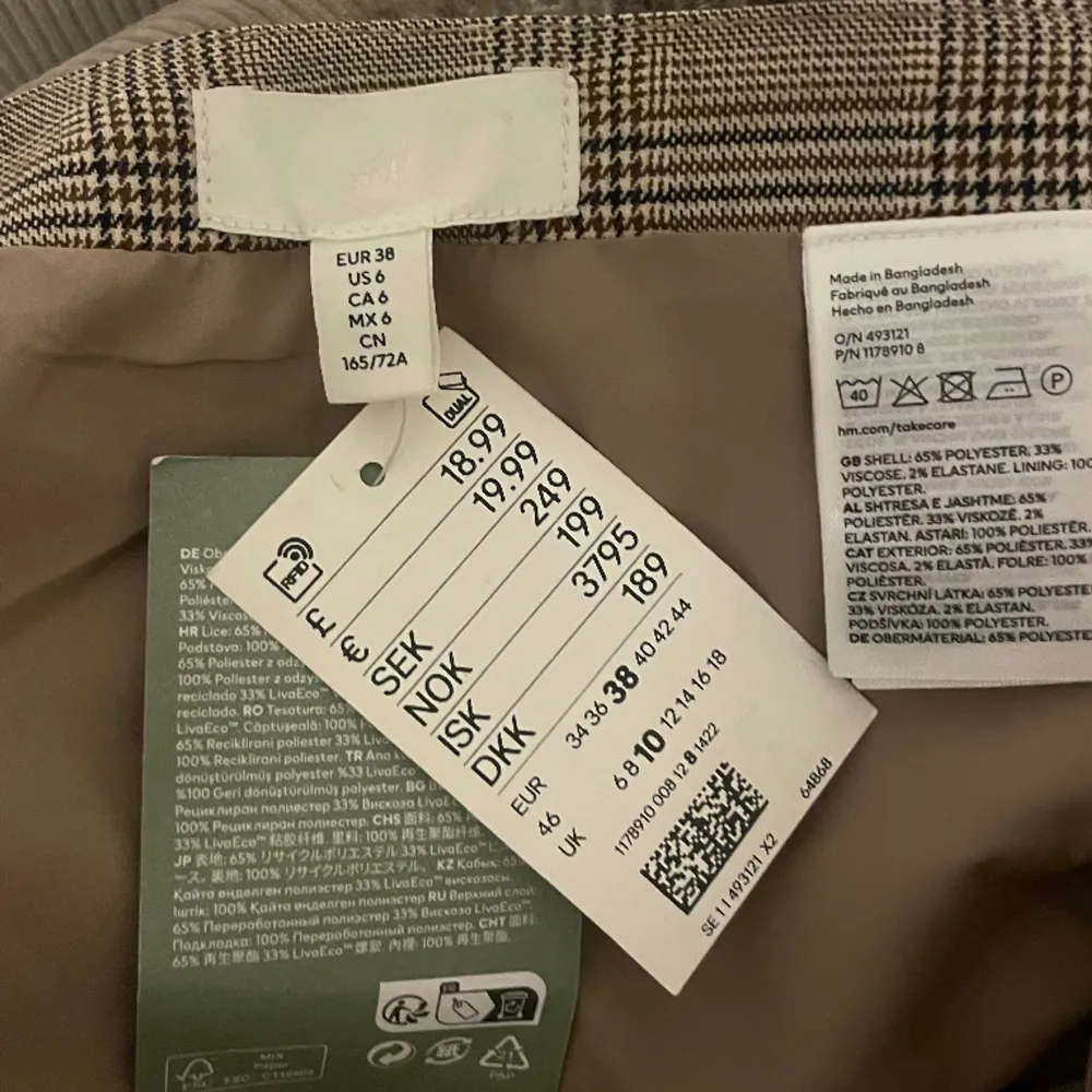 rutig kjol från H&M. Aldrig använd prislapp finns kvar. Nypris 249kr säljer för 200kr. Storlek 38. Kjolar.
