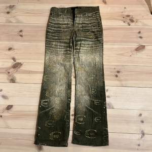 Guldiga, lågmidjade flared jeans från märket ” just cavalli”. Super snygg pass form!! Midjemått: 35cm rakt över. Innerbenslängd: 74cm!