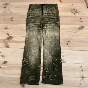 Guldiga ”Just cavalli” Jeans  - Guldiga, lågmidjade flared jeans från märket ” just cavalli”. Super snygg pass form!! Midjemått: 35cm rakt över. Innerbenslängd: 74cm!