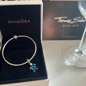 Pandora berlock  - Äkta Pandora berlock (kvitto finns) blå / turkos / grön havssköldpadda i glittrande muranoglas och 925 sterling silver. Berlocken är i nyskick och Nypris är 649.