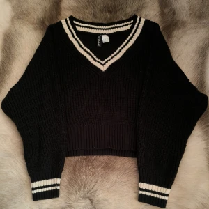 Stickad tröja - Stickad tröja från H&M i storlek XS.🖤 