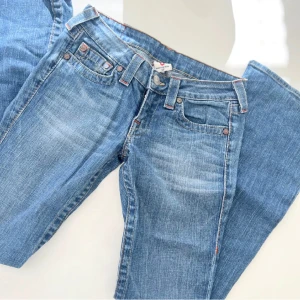True Religion jeans - Jättefina lågmidjade flare true religion jeans💕💕 Är 165 cm o dom passar perfekt, Innerbenslängd 75 o midjemått 37!! (Har fler bilder)💕