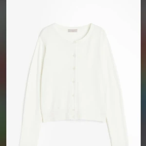 h&m kofta - Jätte fin vit h&m kofta i storlek XS! Så snygg o går och styla med enkelt💗