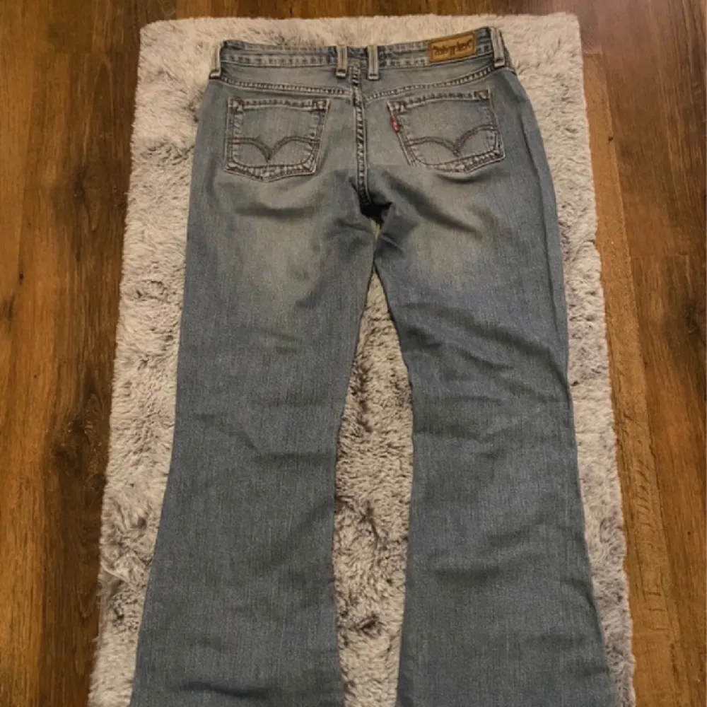 Säljer dessa så coola snörade Levis jeans med snörning De är full långa på mig som är 170cm  Passar en 36/38 s/m Tryck ej på köp nu! Skicka prisförslag istället . Jeans & Byxor.