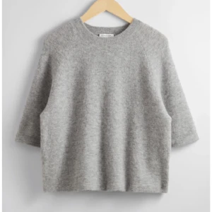 Stickad tröja  - Säljer denna fina stickade tröjan från & Other stories den är i väldigt bra skick kan tänka mig gå ner i pris vid snabb affär