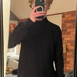 Finstickad halvpolo - Säljer denna finstickade halvpolotröja från Jack & Jones. Knappt använd då jag inte har varit särskilt intresserad av att använda den, så tröjan är nyskick. Storlek XS. Jag är 172 cm, så lär funka mellan 170-175. 