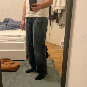 Tommy hilfiger jeans  - Jätte snygga jeans, rätt pösiga. Klippta där nere annars 10/10 cond.  Jag är 182 cm.