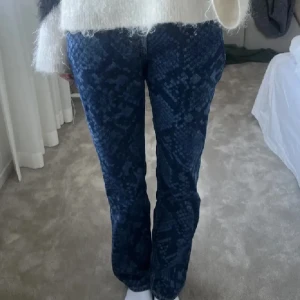 Orm jeans  - Lånad bild!! Säljer mina as snygga jenas med orm mönster!😇