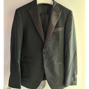 Smoking från These Glory Days - Smoking kavaj & byxor inköpta på Volt från märket These Glory Days. Hela kostymen är i storlek 46/S. Sälja i bra använt skick.