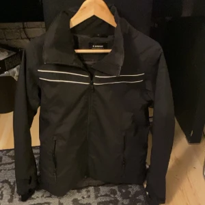 Skidjacka  - Jätte snygg, stilren endast använd en vinter(som ny), köpt ny jacka så säljer denna. Säljes för lågt pris då jag bara rensar och vill bli av med så fort som möjligt! Passar Xs/S, köptes för ungefär 1000, skriv för frågor eller om ni vill köpa